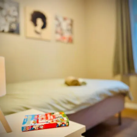 Cozy Near Light Rail 3 Bedrooms - 4 Beds Apartment Bergen