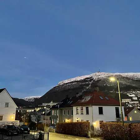 Cozy Near Light Rail 3 Bedrooms - 4 Beds Apartment Bergen