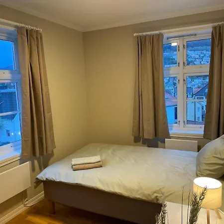 Cozy Near Light Rail 3 Bedrooms - 4 Beds * Bergen
