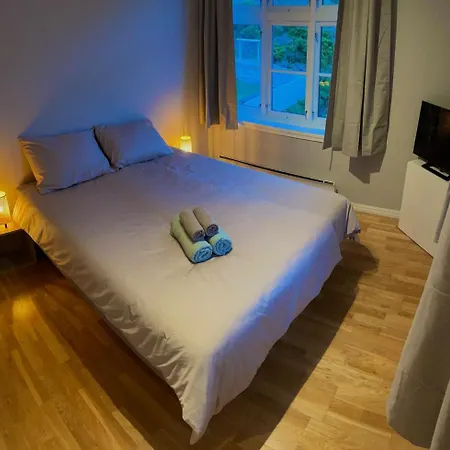 Cozy Near Light Rail 3 Bedrooms - 4 Beds *