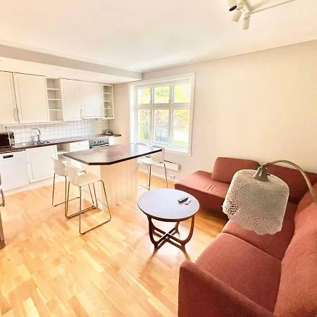 Cozy Near Light Rail 3 Bedrooms - 4 Beds Apartment Bergen
